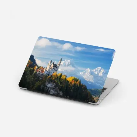 Pegatina para portátil castillo de cuento entre montañas nevadas – Pixers®