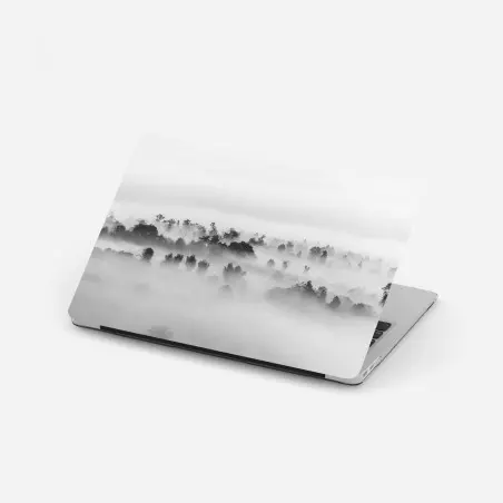 Pegatina para portátil bosque entre niebla en blanco y negro – Pixers®