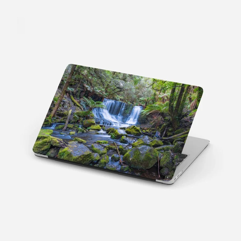 Pegatina para portátil cascada serena en bosque musgoso