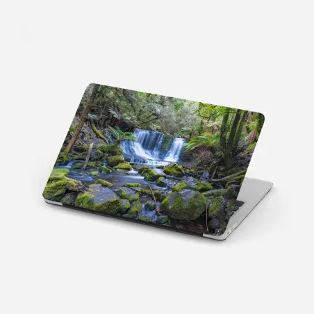 Pegatina para portátil cascada serena en bosque musgoso – Pixers®