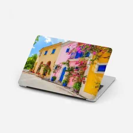 Pegatina para portátil calle mediterránea de colores en Kefalonia – Pixers®