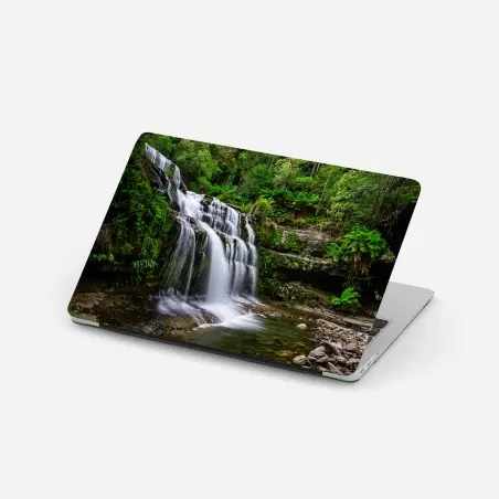 Pegatina para portátil cascada en Liffey: oasis verde y sereno – Pixers®