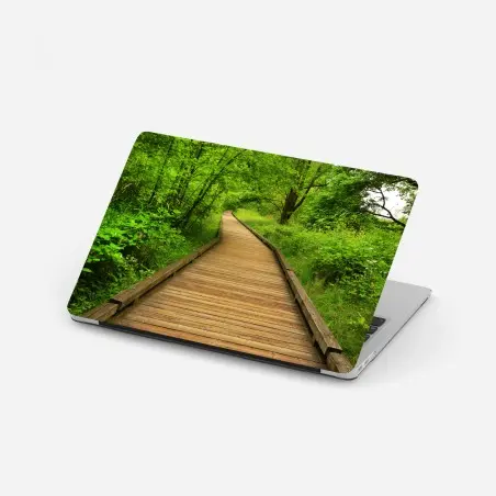 Pegatina para portátil sendero de madera entre árboles – Pixers®