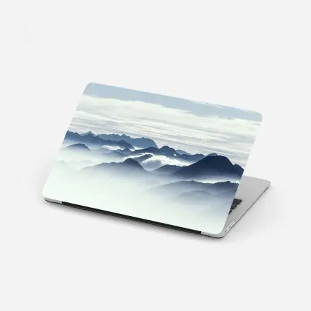 Pegatina para portátil panorama de montañas en niebla serena – Pixers®
