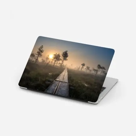 Pegatina para portátil amanecer en el sendero del pantano brumoso – Pixers®