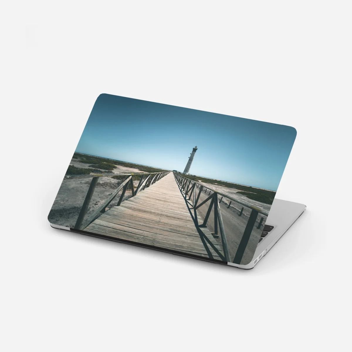 Pegatina para portátil camino de madera hacia el faro en la costa – Pixers® Pegatina para portátil camino de madera hacia el faro en la costa – Pixers®