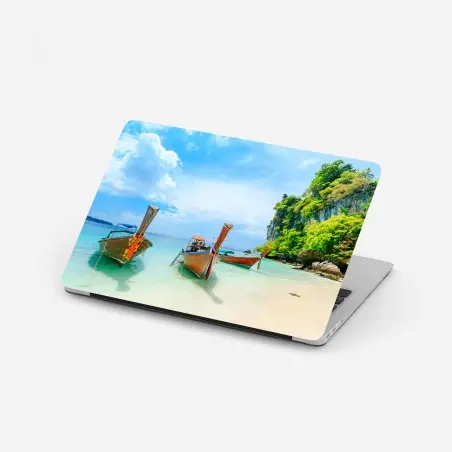 Pegatina para portátil barcas tradicionales en la playa de Phuket – Pixers®
