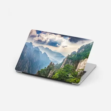 Pegatina para portátil paisaje de montañas brumosas al amanecer – Pixers®