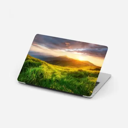 Pegatina para portátil amanecer dorado en el valle montañoso – Pixers®