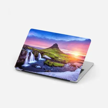 Pegatina para portátil amanecer en Kirkjufell, belleza natural de Islandia – Pixers®