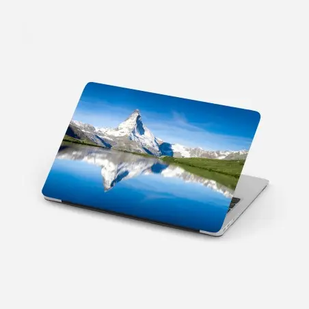 Pegatina para portátil reflejo de pico nevado en lago alpino – Pixers®