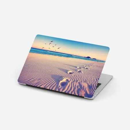 Pegatina para portátil huellas mágicas en la arena al amanecer – Pixers®