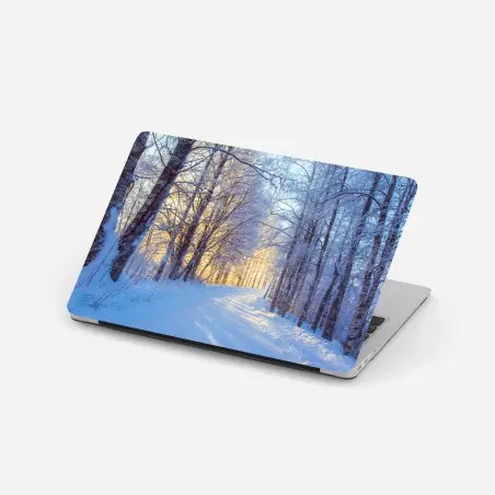 Pegatina para portátil camino nevado al amanecer en el bosque – Pixers®