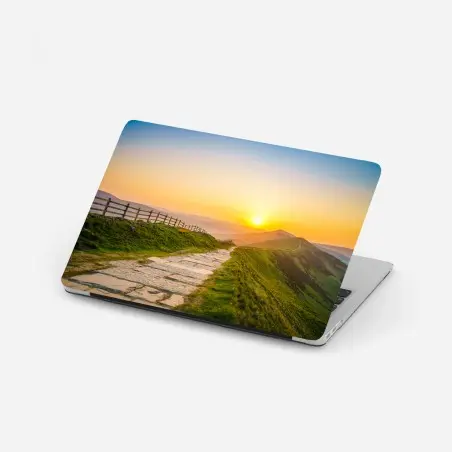 Pegatina para portátil amanecer en el sendero de las colinas – Pixers®