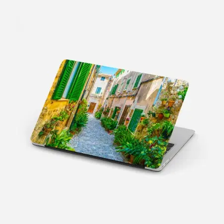 Pegatina para portátil calle empedrada con macetas y persianas verdes – Pixers®