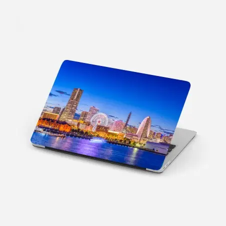 Pegatina para portátil silueta iluminada de Yokohama al crepúsculo – Pixers®
