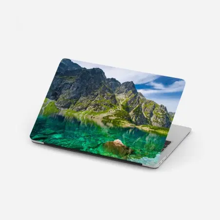 Pegatina para portátil impresionante paisaje de Czarny Staw: lago cristalino y montañas – Pixers®