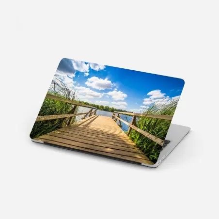 Pegatina para portátil muelle de madera hacia el lago bajo cielo azul – Pixers®