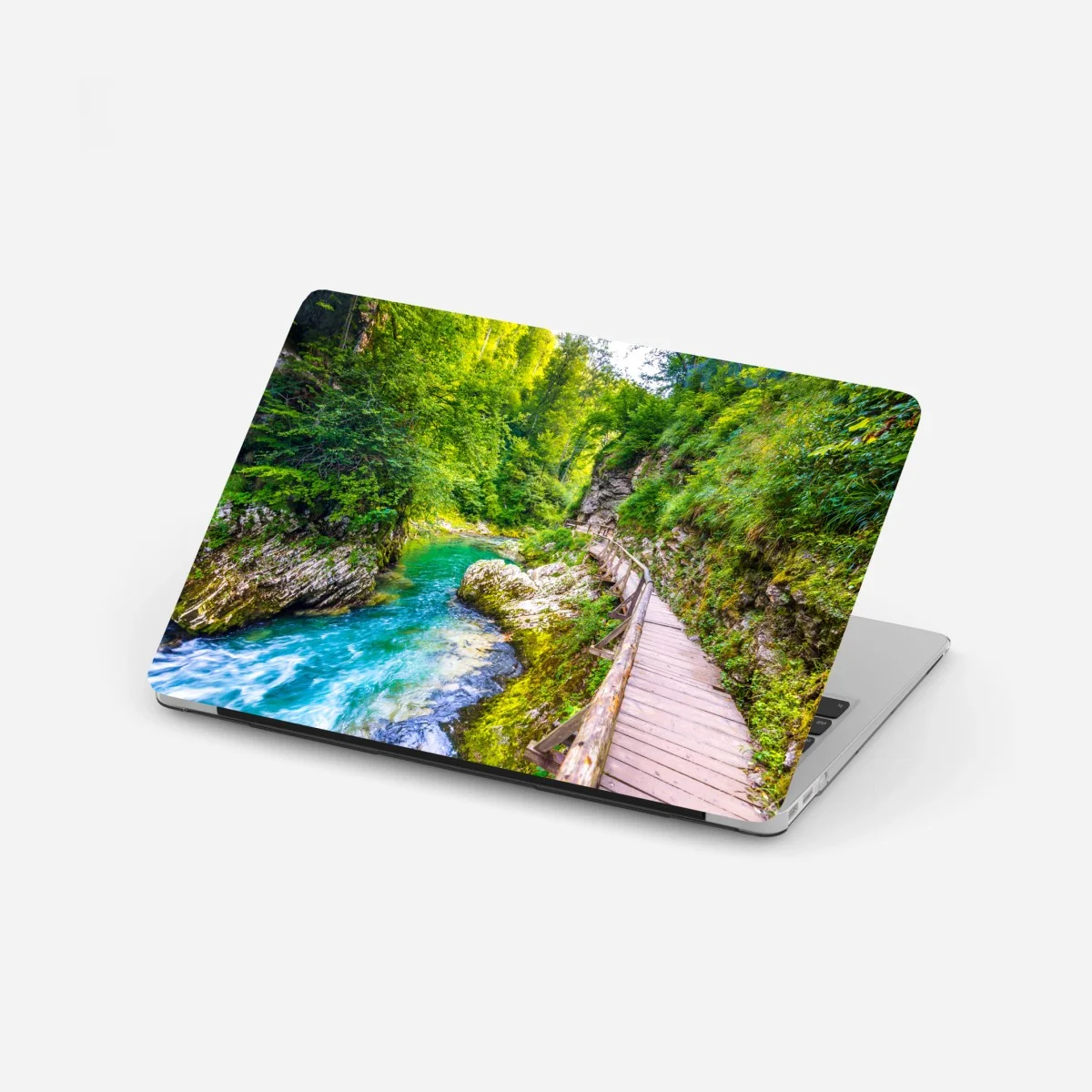 Pegatina para portátil pasarela de madera junto al río turquesa – Pixers® Pegatina para portátil pasarela de madera junto al río turquesa – Pixers®