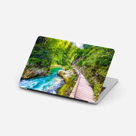 Pegatina para portátil pasarela de madera junto al río turquesa – Pixers®