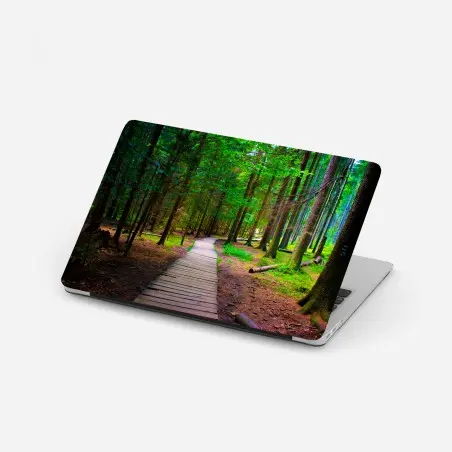 Pegatina para portátil sendero de madera en bosque verde – Pixers®