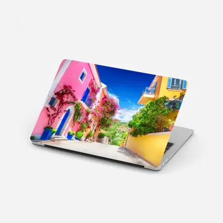 Pegatina para portátil calle colorida en Kefalonia – Pixers®