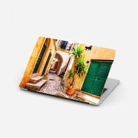 Pegatina para portátil rincón mediterráneo en calle empedrada – Pixers®