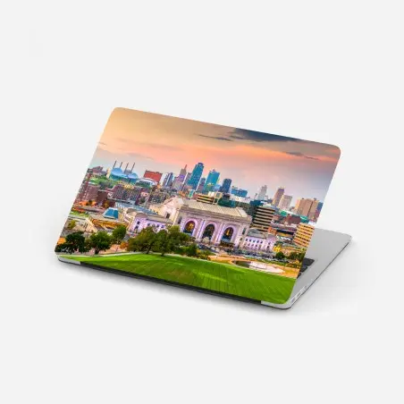 Pegatina para portátil atardecer sobre Kansas City y Union Station – Pixers®