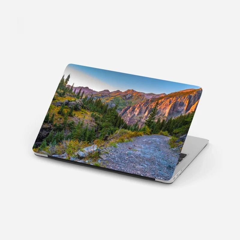 Pegatina para portátil sendero montañoso al atardecer entre acantilados