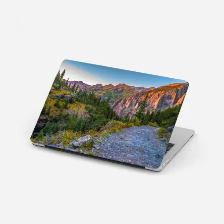Pegatina para portátil sendero montañoso al atardecer entre acantilados – Pixers®