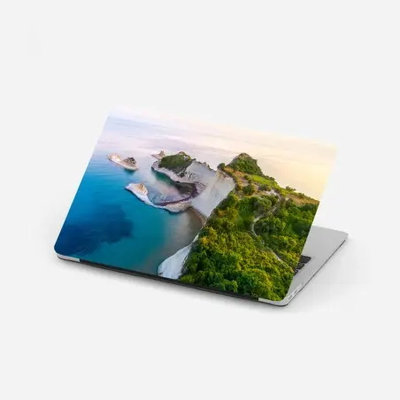 Pegatina para portátil acantilados y mar turquesa en vista aérea – Pixers®