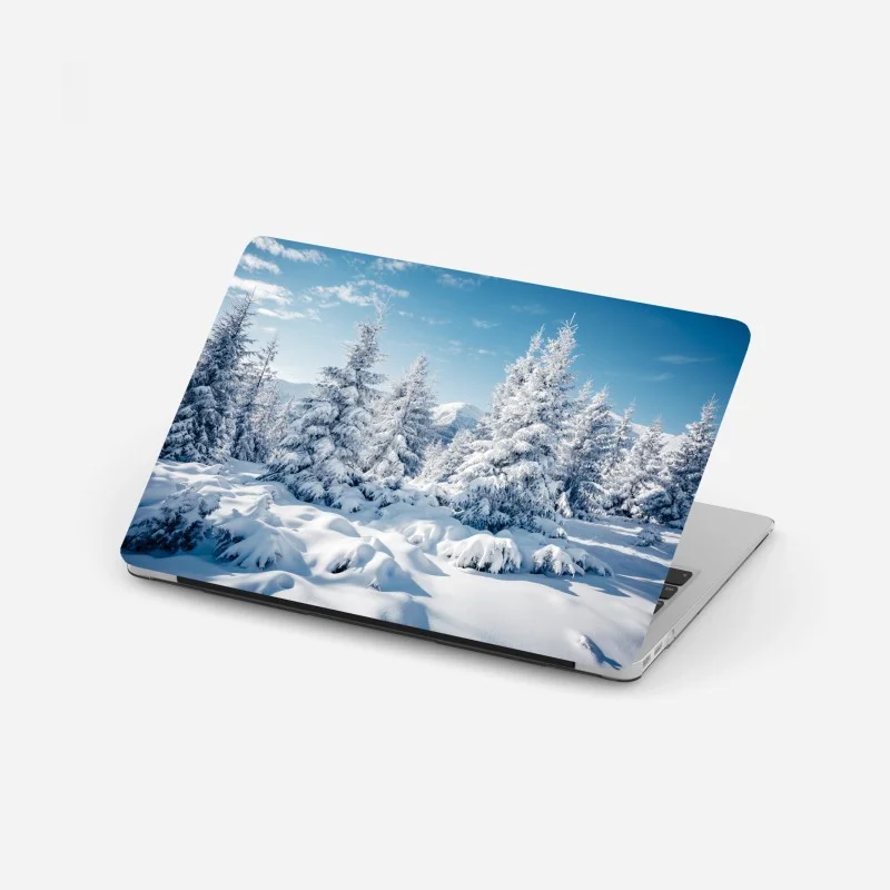 Pegatina para portátil bosque de abetos nevados en los Cárpatos, Ucrania