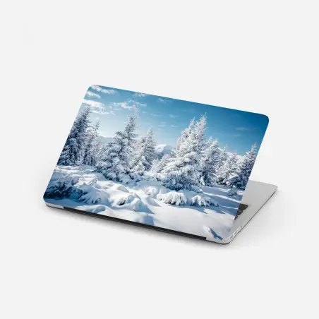Pegatina para portátil bosque de abetos nevados en los Cárpatos, Ucrania – Pixers®