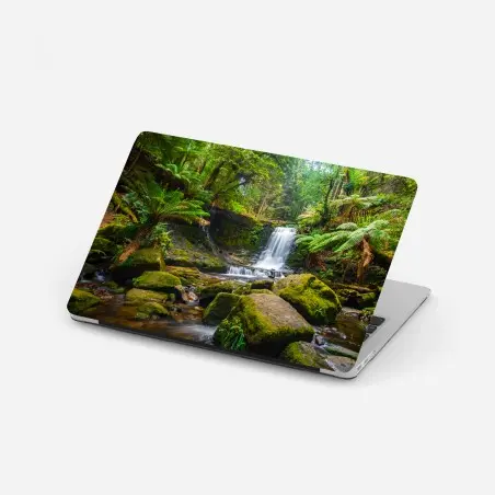 Pegatina para portátil refugio de musgo y cascadas en el bosque – Pixers®