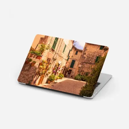 Pegatina para portátil calle mediterránea con macetas y luz dorada – Pixers®