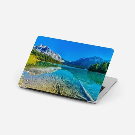 Pegatina para portátil lago de montaña con aguas cristalinas y reflejo sereno – Pixers®