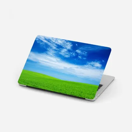Pegatina para portátil pradera verde bajo cielo azul brillante – Pixers®
