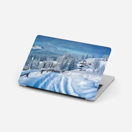 Pegatina para portátil sendero hacia el pueblo alpino nevado – Pixers®