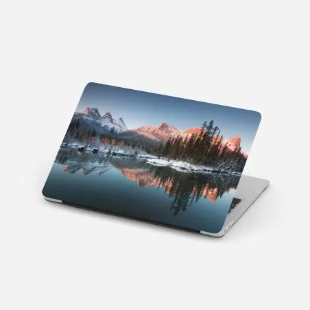 Pegatina para portátil amanecer en montañas nevadas con reflejo en lago – Pixers®
