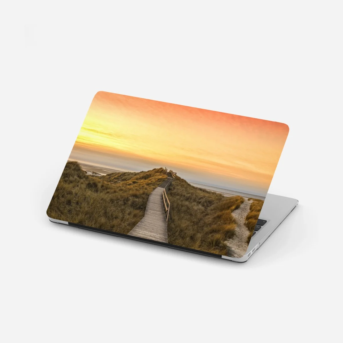 Pegatina para portátil sendero de madera hacia la playa de Norddorf en Amrum al atardecer – Pixers® Pegatina para portátil sendero de madera hacia la playa de Norddorf en Amrum al atardecer – Pixers®