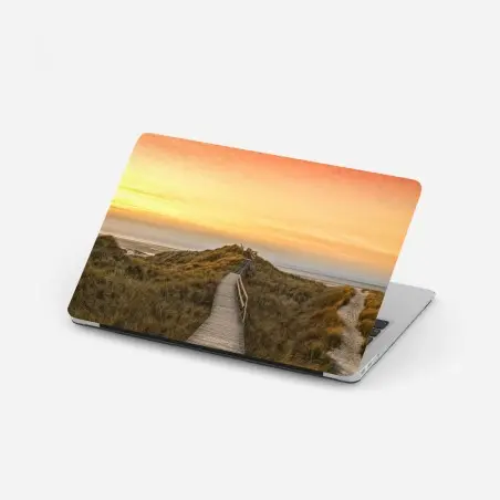 Pegatina para portátil sendero de madera hacia la playa de Norddorf en Amrum al atardecer – Pixers®