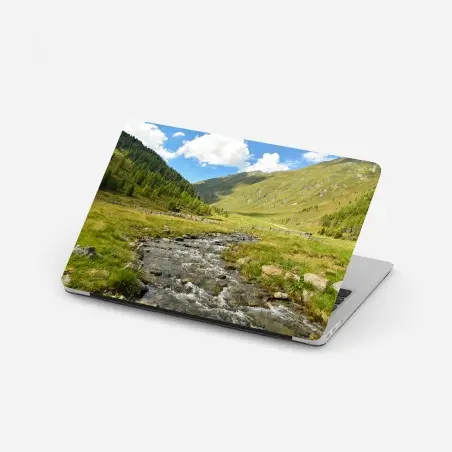 Pegatina para portátil panorama de valle alpino con arroyo cristalino – Pixers®