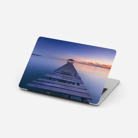 Pegatina para portátil muelle al atardecer sobre aguas serenas – Pixers®