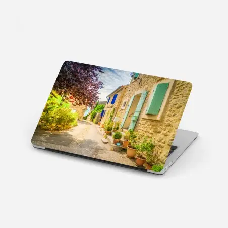 Pegatina para portátil calle provenzal bañada por el sol – Pixers®