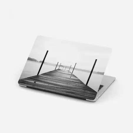Pegatina para portátil muelle tranquilo en lago brumoso – Pixers®