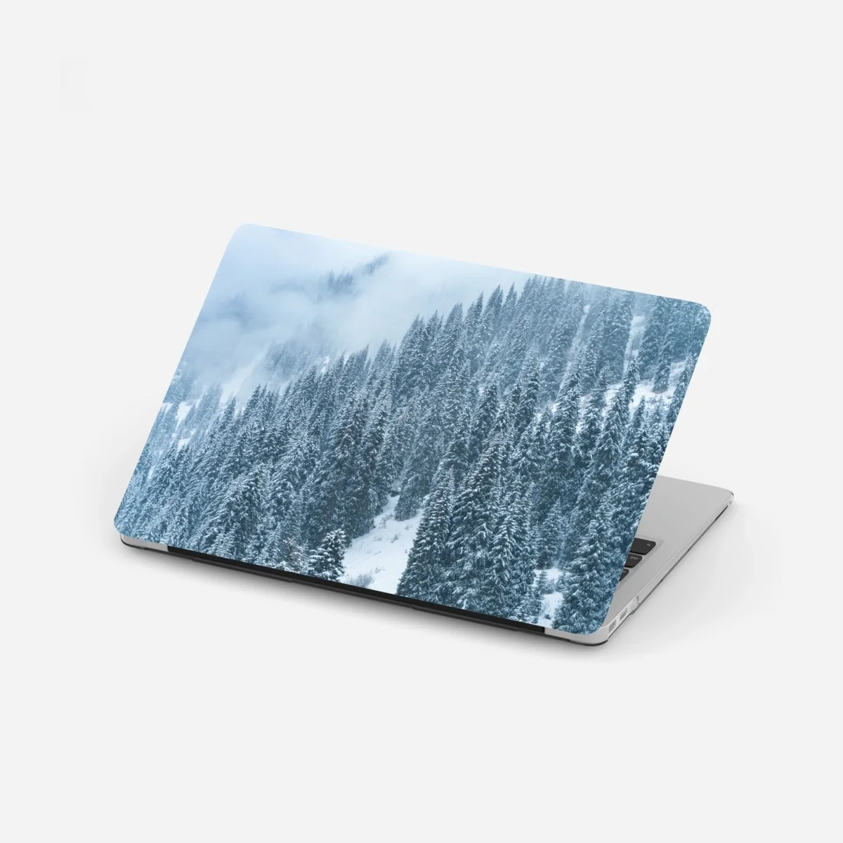 Pegatina para portátil bosque de pinos nevados en montaña neblinosa – Pixers® Pegatina para portátil bosque de pinos nevados en montaña neblinosa – Pixers®