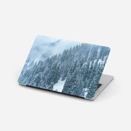 Pegatina para portátil bosque de pinos nevados en montaña neblinosa – Pixers®