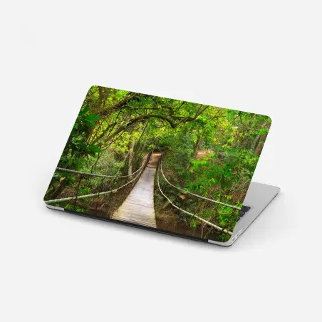 Pegatina para portátil pasarela de madera en bosque frondoso – Pixers®