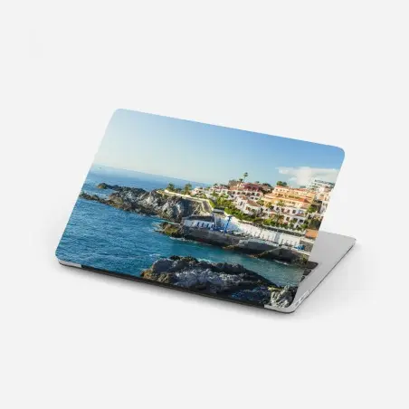 Pegatina para portátil pueblo costero sobre acantilado con mar azul – Pixers®