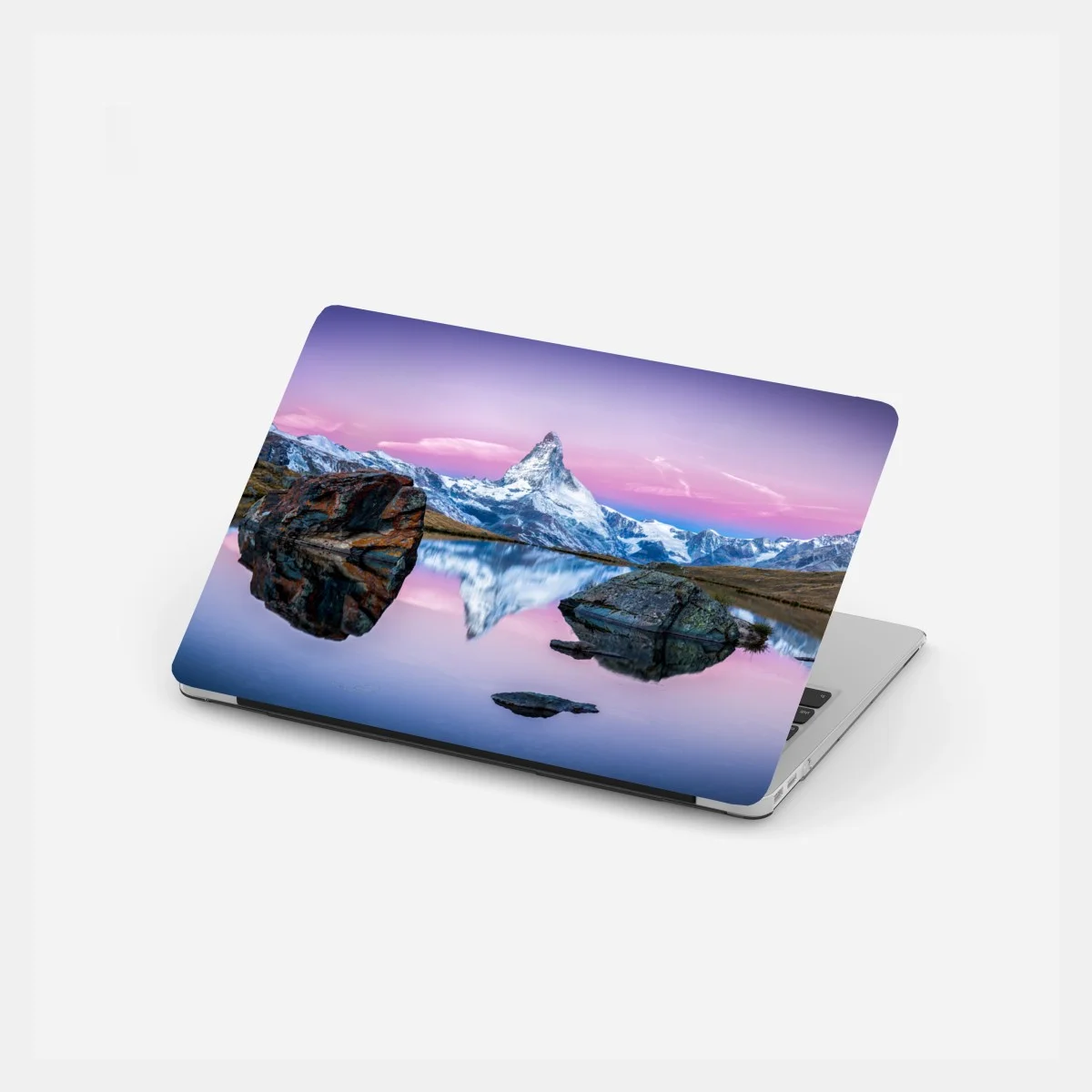 Pegatina para portátil reflejo del Matterhorn en lago alpino al amanecer – Pixers® Pegatina para portátil reflejo del Matterhorn en lago alpino al amanecer – Pixers®